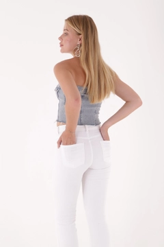 Ein Bekleidungsmodell aus dem Großhandel trägt 37503 - Jeans - White, türkischer Großhandel Jeans von XLove