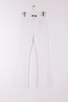 Bir model, XLove toptan giyim markasının 37503 - Jeans - White toptan Kot Pantolon ürününü sergiliyor.