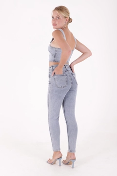 Bir model, XLove toptan giyim markasının 37512 - Jeans - Light Blue toptan Kot Pantolon ürününü sergiliyor.