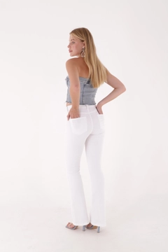 Bir model, XLove toptan giyim markasının 37503 - Jeans - White toptan Kot Pantolon ürününü sergiliyor.