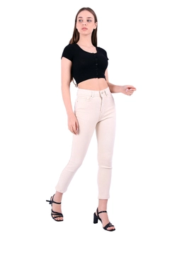 Bir model, XLove toptan giyim markasının 37513 - Jeans - Ecru toptan Kot Pantolon ürününü sergiliyor.