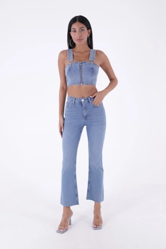 Bir model, XLove toptan giyim markasının 37321 - Jeans - Light Blue toptan Kot Pantolon ürününü sergiliyor.