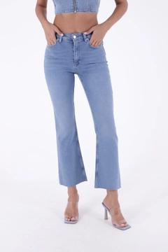 Bir model, XLove toptan giyim markasının 37321 - Jeans - Light Blue toptan Kot Pantolon ürününü sergiliyor.