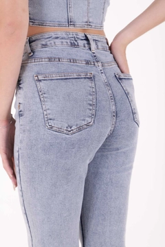Bir model, XLove toptan giyim markasının 37514 - Jeans - Light Blue toptan Kot Pantolon ürününü sergiliyor.