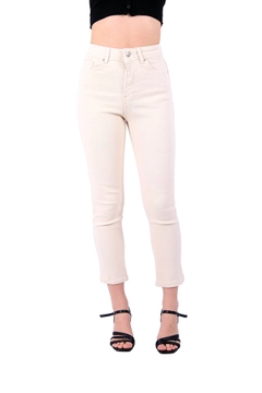 Bir model, XLove toptan giyim markasının 37513 - Jeans - Ecru toptan Kot Pantolon ürününü sergiliyor.
