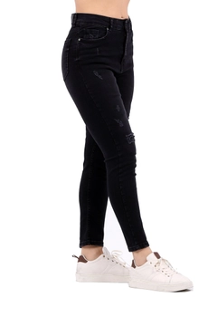 Bir model, XLove toptan giyim markasının 37535 - Jeans - Anthracite toptan Kot Pantolon ürününü sergiliyor.