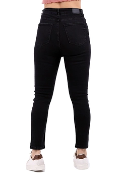 Een kledingmodel uit de groothandel draagt 37535 - Jeans - Anthracite, Turkse groothandel Jeans van XLove