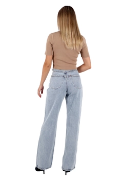 Bir model, XLove toptan giyim markasının 37345 - Jeans - Light Blue toptan Kot Pantolon ürününü sergiliyor.