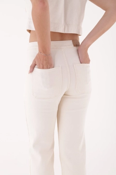 Bir model, XLove toptan giyim markasının 37330 - Jeans - Natural toptan Kot Pantolon ürününü sergiliyor.