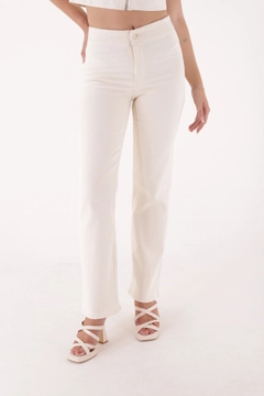 Bir model, XLove toptan giyim markasının 37330 - Jeans - Natural toptan Kot Pantolon ürününü sergiliyor.