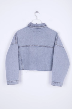 Ένα μοντέλο χονδρικής πώλησης ρούχων φοράει 37404 - Denim Jacket - Light Blue, τούρκικο Τζιν μπουφάν χονδρικής πώλησης από XLove