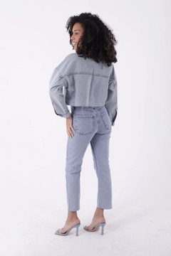 Una modella di abbigliamento all'ingrosso indossa 37404 - Denim Jacket - Light Blue, vendita all'ingrosso turca di Giacca di jeans di XLove