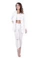 Bir model,  toptan giyim markasının 37407-denim-jacket-white toptan  ürününü sergiliyor.