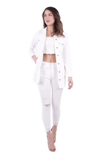 Bir model, XLove toptan giyim markasının  Kot Ceket - Beyaz
 toptan Kot Ceket ürününü sergiliyor.