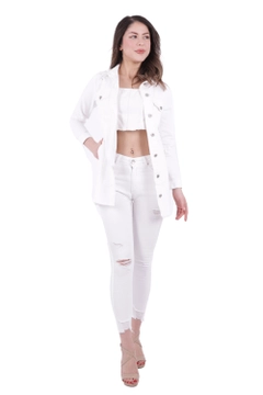 Una modella di abbigliamento all'ingrosso indossa 37407 - Denim Jacket - White, vendita all'ingrosso turca di Giacca di jeans di XLove