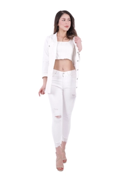 Ein Bekleidungsmodell aus dem Großhandel trägt 37407 - Denim Jacket - White, türkischer Großhandel Jeansjacke von XLove
