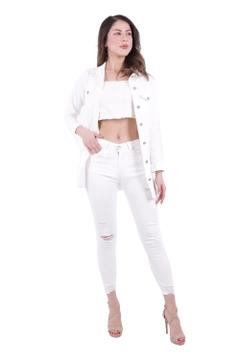 Bir model, XLove toptan giyim markasının 37407 - Denim Jacket - White toptan Kot Ceket ürününü sergiliyor.