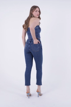 Bir model, XLove toptan giyim markasının 37444 - Jeans - Navy Blue toptan Kot Pantolon ürününü sergiliyor.
