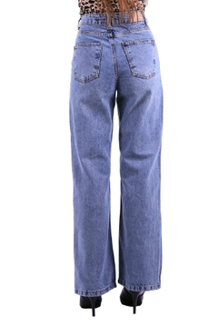 Bir model, XLove toptan giyim markasının 37420 - Jeans - Blue toptan Kot Pantolon ürününü sergiliyor.