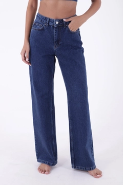 Ein Bekleidungsmodell aus dem Großhandel trägt 37423 - Jeans - Navy Blue, türkischer Großhandel Jeans von XLove