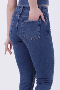 Ein Bekleidungsmodell aus dem Großhandel trägt 37444 - Jeans - Navy Blue, türkischer Großhandel Jeans von XLove