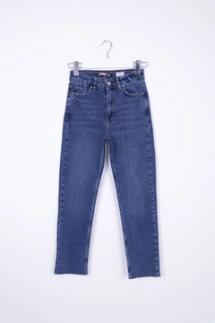 Bir model, XLove toptan giyim markasının 37444 - Jeans - Navy Blue toptan Kot Pantolon ürününü sergiliyor.