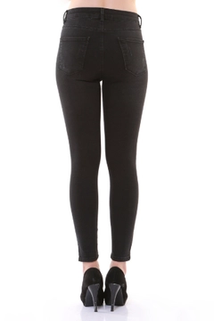 Bir model, XLove toptan giyim markasının 37468 - Jeans - Gabardine Black toptan Kot Pantolon ürününü sergiliyor.