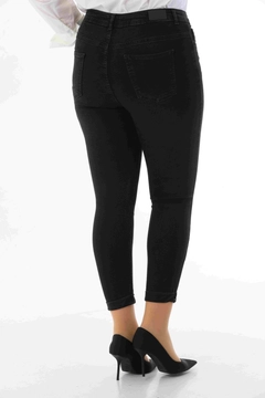 Bir model, XLove toptan giyim markasının 37385 - Jeans - Anthracite toptan Kot Pantolon ürününü sergiliyor.