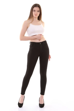 Ein Bekleidungsmodell aus dem Großhandel trägt 37468 - Jeans - Gabardine Black, türkischer Großhandel Jeans von XLove