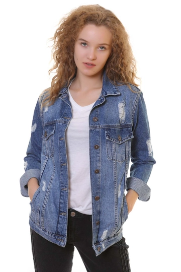 Bir model, XLove toptan giyim markasının  Kot Ceket - Koyu Mavi
 toptan Kot Ceket ürününü sergiliyor.