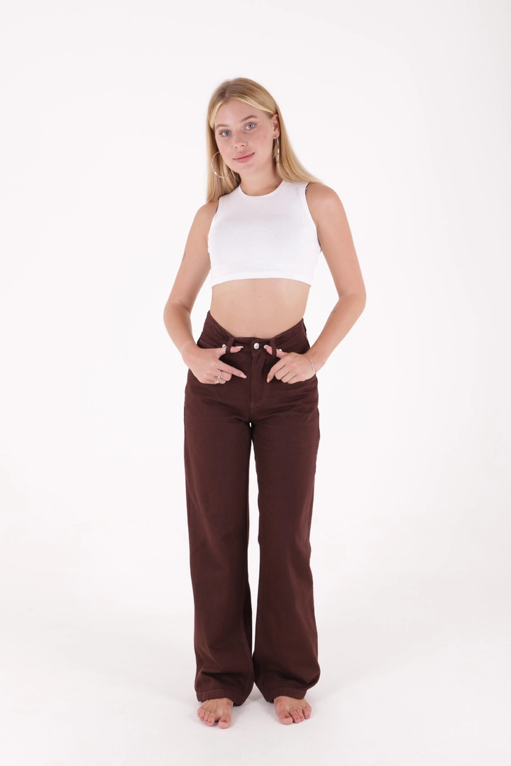 Bir model, XLove toptan giyim markasının 37417 - Jeans - Brown toptan Kot Pantolon ürününü sergiliyor.