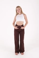 Bir model,  toptan giyim markasının 37417-jeans-brown toptan  ürününü sergiliyor.