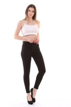 Ένα μοντέλο χονδρικής πώλησης ρούχων φοράει 37468 - Jeans - Gabardine Black, τούρκικο Τζιν χονδρικής πώλησης από XLove