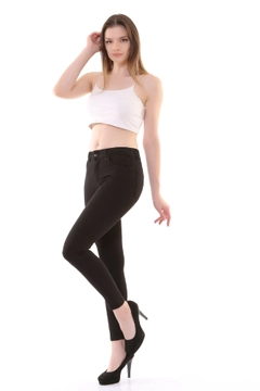 Bir model, XLove toptan giyim markasının 37468 - Jeans - Gabardine Black toptan Kot Pantolon ürününü sergiliyor.