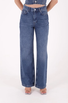 Ein Bekleidungsmodell aus dem Großhandel trägt 37418 - Jeans - Dark Blue, türkischer Großhandel Jeans von XLove