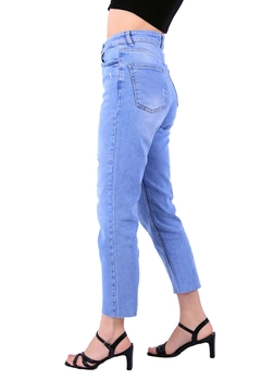 Bir model, XLove toptan giyim markasının 37429 - Jeans - Light Blue toptan Kot Pantolon ürününü sergiliyor.