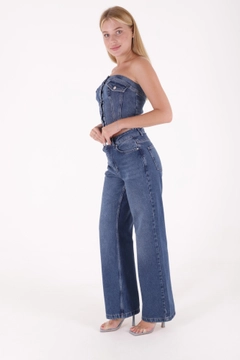 Bir model, XLove toptan giyim markasının 37418 - Jeans - Dark Blue toptan Kot Pantolon ürününü sergiliyor.