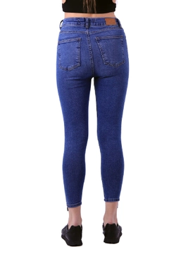 Een kledingmodel uit de groothandel draagt 37526 - Jeans - Blue, Turkse groothandel Jeans van XLove
