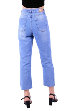 Un mannequin de vêtements en gros porte 37429 - Jeans - Light Blue, Jean en gros de XLove en provenance de Turquie