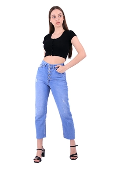 Bir model, XLove toptan giyim markasının 37429 - Jeans - Light Blue toptan Kot Pantolon ürününü sergiliyor.