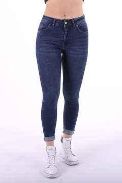 Bir model, XLove toptan giyim markasının 37485 - Jeans - Navy Blue toptan Kot Pantolon ürününü sergiliyor.