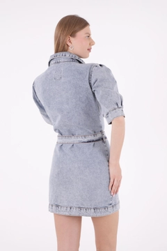 Ein Bekleidungsmodell aus dem Großhandel trägt 37371 - Denim Dress - Light Blue, türkischer Großhandel Kleid von XLove