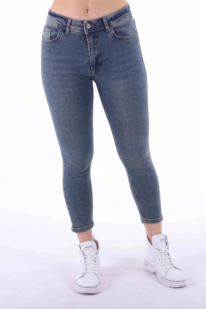 Bir model, XLove toptan giyim markasının 37453 - Jeans - Blue toptan Kot Pantolon ürününü sergiliyor.