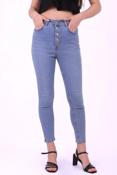 Bir model, XLove toptan giyim markasının 37435 - Jeans - Light Blue toptan Kot Pantolon ürününü sergiliyor.