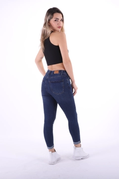 Ein Bekleidungsmodell aus dem Großhandel trägt 37485 - Jeans - Navy Blue, türkischer Großhandel Jeans von XLove