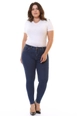 Bir model,  toptan giyim markasının 37471-jeans-navy-blue toptan  ürününü sergiliyor.