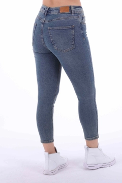 Bir model, XLove toptan giyim markasının 37453 - Jeans - Blue toptan Kot Pantolon ürününü sergiliyor.