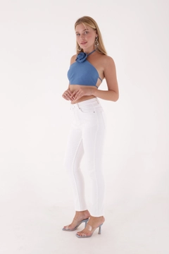 Bir model, XLove toptan giyim markasının 37515 - Jeans - White toptan Kot Pantolon ürününü sergiliyor.