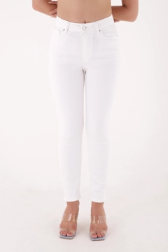 Bir model, XLove toptan giyim markasının 37515 - Jeans - White toptan Kot Pantolon ürününü sergiliyor.