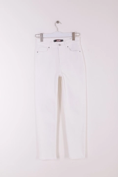 Ein Bekleidungsmodell aus dem Großhandel trägt 37515 - Jeans - White, türkischer Großhandel Jeans von XLove
